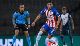 Antuna conduce la redonda en un juego de Chivas