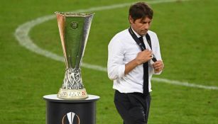 Conte recibiendo su medalla en la Europa League