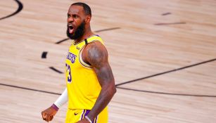 Lebron James durante un partido con los Lakers