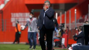 Víctor Manuel Vucetich dirigiendo a Chivas vs Toluca