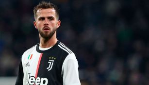 Miralem Pjanic durante un partido con Juventus