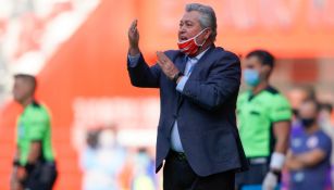 Vucetich dando indicaciones en partido vs Toluca