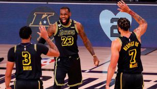 LeBron James festeja con sus compañeros