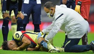 Bruno Valdez es atendido en el campo tras su lesión