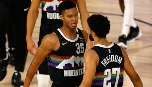 Jugadores de los Nuggets celebran en la burbuja