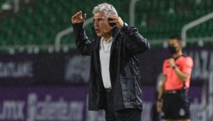 Tuca Ferretti da indicaciones durante el duelo ante Mazatlán 