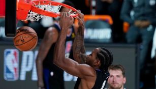 Kawhi Leonard la clava ante la mirada de Doncic