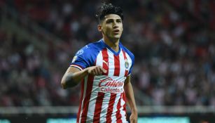 Alan Pulido en partido con Chivas