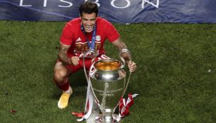 Philippe Coutinho posa con el trofeo de la Champions League 