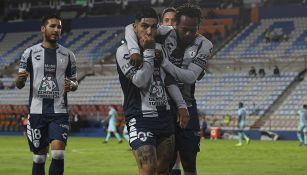 Jugadores de Pachuca festejan un gol