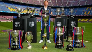 Ivan Rakitic posa con los trofeos que ganó con el Barcelona 