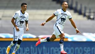 Jugadores de Pumas celebran un gol