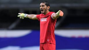 Jesús Corona durante un partido con Cruz Azul