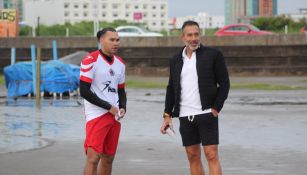 Carlos Peña junto a Gustavo Matosas en su primer entrenamiento