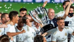 Jugadores del Real Madrid con el trofeo de LaLiga