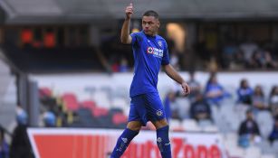 Pablo Aguilar en un partido con Cruz Azul