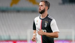 Miralem Pjanic durante un duelo con la Juventus en Serie A 