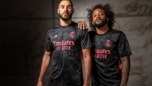 Benzema y Marcelo posan con la nueva playera del Real Madrid 