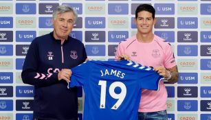 Ancelotti y James posan con la camiseta del colombiano 