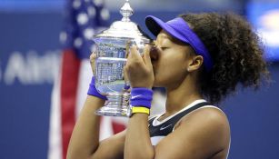 Naomi Osaka besa su trofeo 