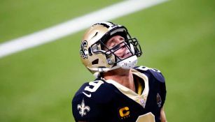 Drew Brees mira al cielo tras una acción