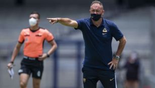 Lillini da indicaciones en un juego de Pumas