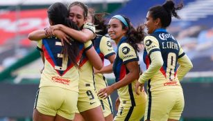 Jugadoras de las Águilas festejan una anotación