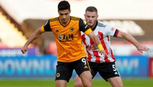 Raúl Jiménez en acción con Wolverhampton