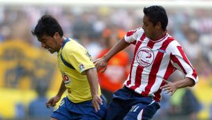 Pável Pardo en un partido contra Chivas