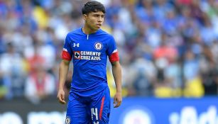 Misael Domínguez durante un duelo con Cruz Azul 