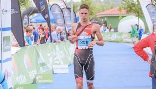 Triatleta madrileño le da el podio a su rival tras equivocación de este