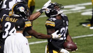 Jugadores de Steelers celebran anotación contra Denver