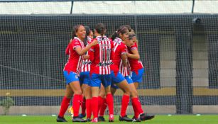Jugadoras de Chivas Femenil celebran gol vs Pumas