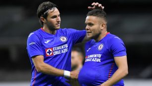Rodríguez y Chaquito celebran un gol de Cruz Azul