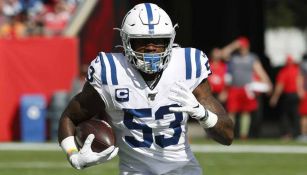 Darius Leonard intercepta el ovoide 