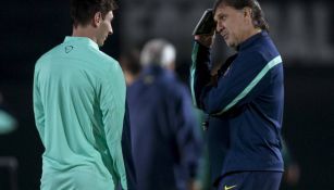 Martino platica con Messi en un entrenamiento del Barça