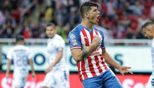 Alan Pulido en su paso por Chivas