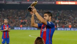 Suárez presume su Bota de Oro al Camp Nou