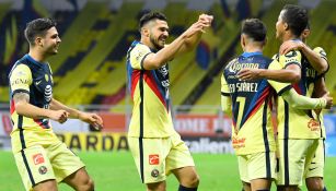 Jugadores de América celebran el gol de Giovani en el Clásico 