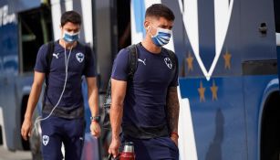 Gallardo conduce el balón en un juego de Rayados