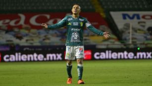 Luis Montes en acción con León