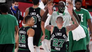 Jugadores de Celtics festejan la victoria