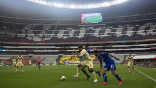 Jugadores de Cruz Azul y América en la disputa del balón