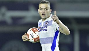 Jonathan Rodríguez celebra gol con Cruz Azul