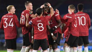 Jugadores del Manchester United celebran el gol de Pogba 