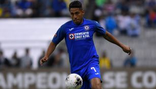 Luis Romo durante un duelo con Cruz Azul 