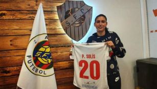 Paulina Solis con la playera del Damaiense Feminino