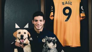 Raúl Jiménez: Grupo inglés celebró su renovación con los Wolves, modificando su canto