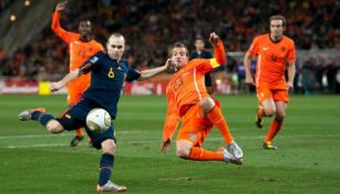 Andrés Iniesta en acción ante Holanda