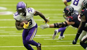 Dalvin Cook acarrea el ovoide ante Houston